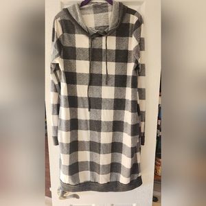 Pullover gray and white checkered lightweight hoodie shirt